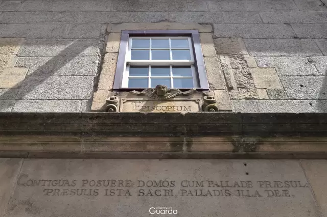 Antigo Paço Episcopal e Seminário - Inscrição em latim por cima da porta da entrada (foto de 2018)