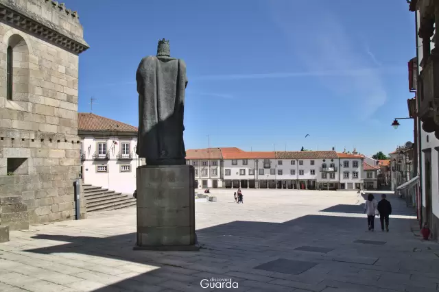 Estátua de Dom Sancho I - Enquadramento na Praça Luís de Camões (foto 2020)