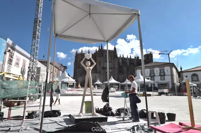 Guarda no Coração - Criação da estátua pelo autor Pedro Figueiredo (foto de 2017)