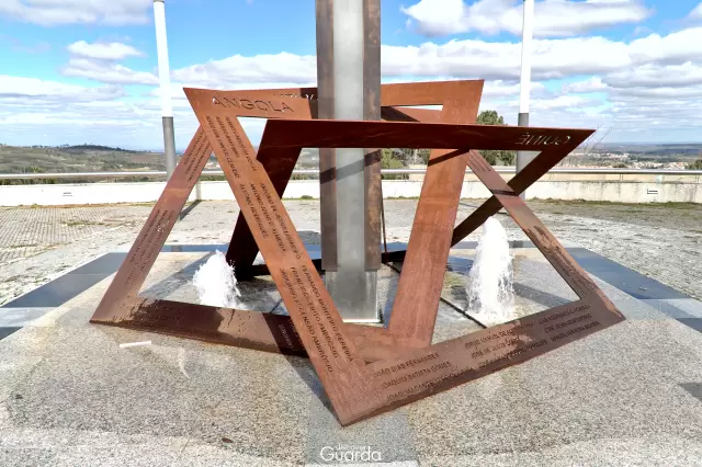 Monumento aos Combatentes no Ultramar do Concelho da Guarda - Molduras com inscrições das províncias ultramarinas e falecidos em combate (foto de 2021)