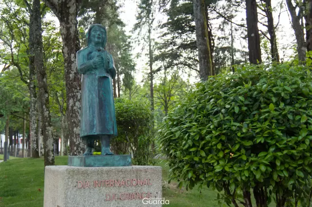 Parque Municipal - Estátua de Homenagem à Criança Guardence (foto de 2020)