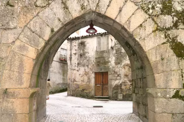 Porta D'El Rei - Exterior da Porta, vista a partir do Largo de São Vicente em dia de neve (foto de 2020)