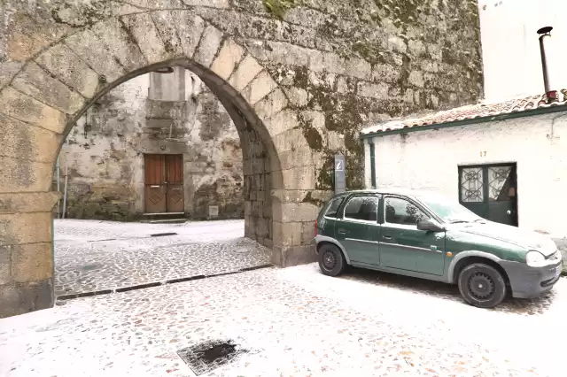 Porta D'El Rei - Exterior da Porta, vista a partir do Largo de São Vicente em dia de neve (foto de 2020)