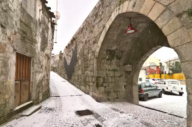 Porta D'El Rei - Interior da Porta, vista a partir da Rua de São Vicente em dia de neve (foto de 2020)