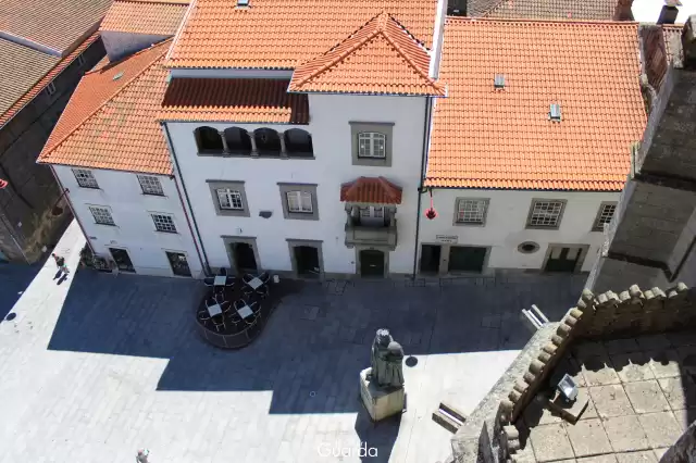 Praça Luís de Camões - Vista sobre a Estátua de Dom Sancho I (foto de 2011)
