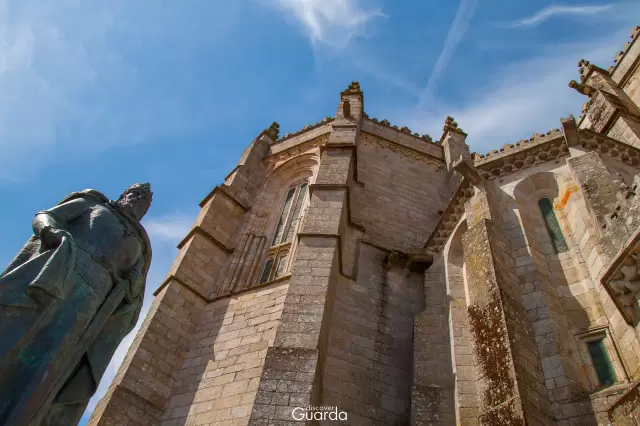 Sé Catedral - Enquadramento com estátua de Dom Sancho I (foto de 2012)