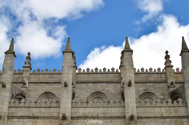 Sé Catedral - Fachada Sul: pormenor dos beirados rematados com ameias em flor de Liz, dos pináculos, das gárgulas e dos arcobotantes (foto de 2013)