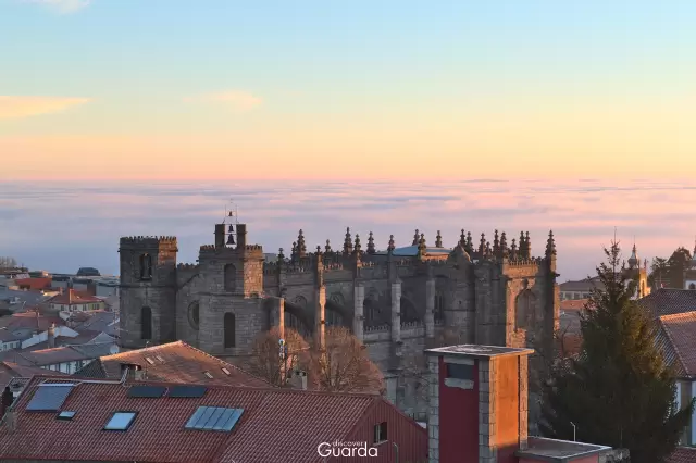 Sé Catedral - Vista a partir da Torre de Menagem, com neblina matinal (foto de 2019)